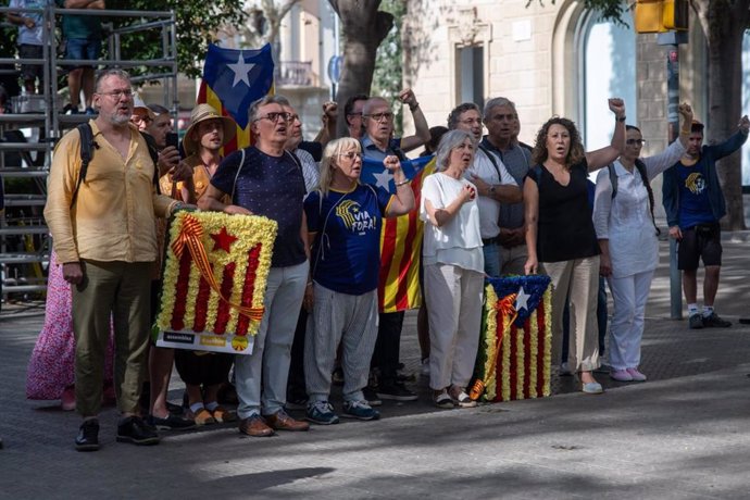 Ofrenda floral de la ANC encabezada por su presidenta, Dolors Feliu, al monumento de Rafael Casanova.