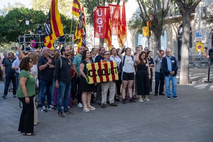 El secretari general de CC.OO. De Catalunya, Javier Pacheco, i el secretari general d'UGT de Catalunya, Camil Ros, en l'ofrena floral a Rafael Casanova