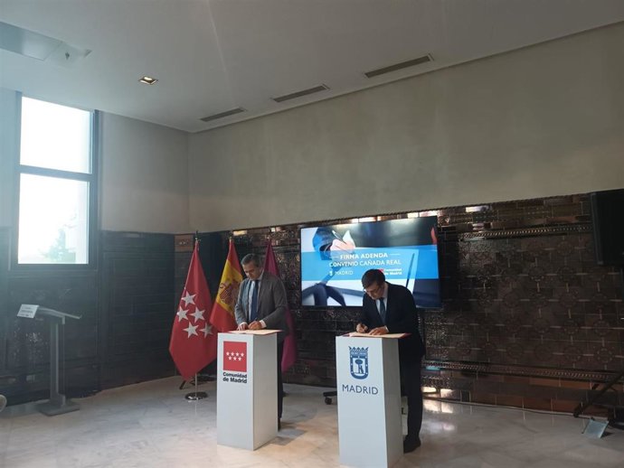 El consejero de Vivienda, Transportes e Infraestructuras, Jorge Rodrigo, y el delegado de Políticas de Vivienda y presidente de la Empresa Municipal de la Vivienda y Suelo (EMVS), Álvaro González, firman una adenda al convenio de realojo en Cañada Real