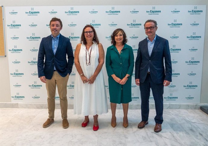 Archivo - La consellera de Salud, Manuela García, y el director general del Servicio de Salud, Javier Ureña, presentan a la nueva directora gerente de Son Espases, Cristina Granados