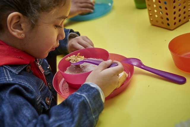 Archivo - Kellogg sirve desayunos a niños a través de su programa solidario 'Todos a desayunar'