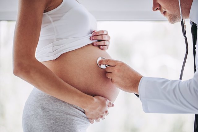 Archivo - Mujer embarazada, consulta médico, embarazo