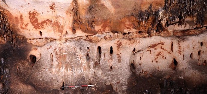 Varios motivos rupestres pintados con arcilla en un friso en la Cueva Dones, localizada en Millares (Valencia).