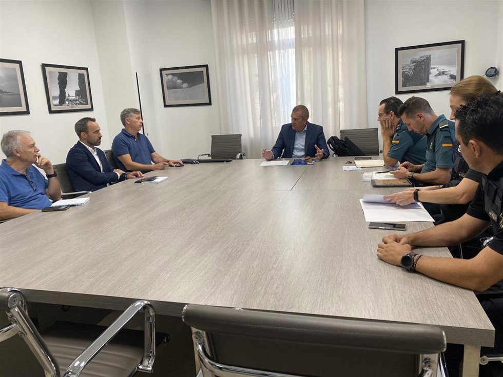 El consejero de Sector Primario, Valentín González, preside la comisión de seguridad para prevenir robos en el campo