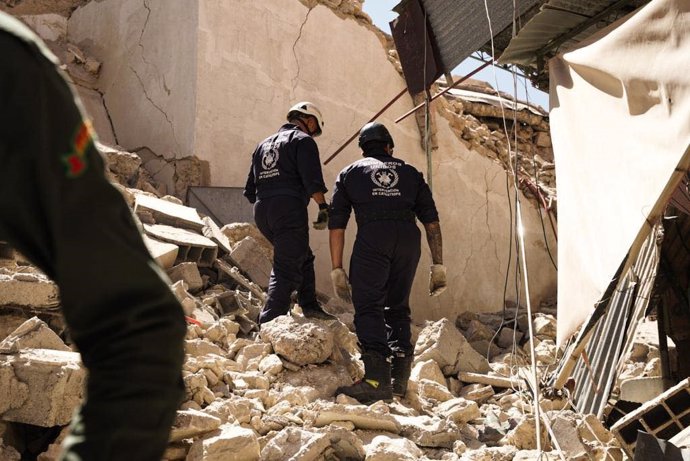 Los bomberos de Huelva desplazados a Marruecos realizan las primeras evaluaciones sobre el terreno.