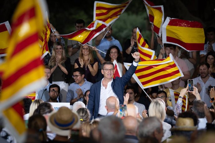 Archivo - El president del PP i candidat a la Presidncia del Govern central, Alberto Núñez Feijóo, en l'acte d'inici de campanya electoral a Castelldefels (Barcelona, Catalunya)