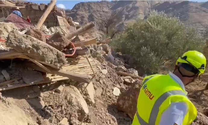 Un voluntario de la Fundación SAMU, en tareas de rescate en Adassil tras el seísmo en Marruecos.
