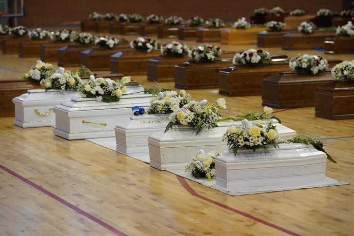 Archivo - Ataúdes expuestos en Crotone tras el naufragio de una embarcación en el sur de Italia