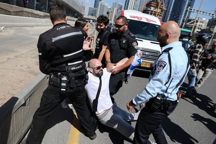 Archivo - Un manifestante detenido en Tel Aviv durante una protesta contra la propuesta de reforma judicial en Israel