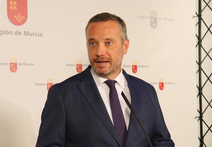 El portavoz del Grupo Parlamentario Popular (GPP), Joaquín Segado, ofrece declaraciones a los medios de comunicación minutos antes del comienzo del acto de toma de posesión de Fernando López Miras como presidente de la Comunidad Autónoma