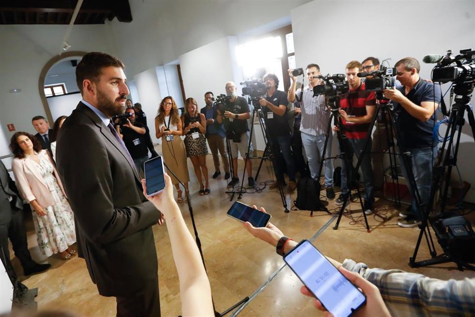 El presidente provincial de Vox, José Ángel Antelo, minutos antes del comienzo del acto de toma de posesión de Fernando López Miras como presidente de la Comunidad Autónoma