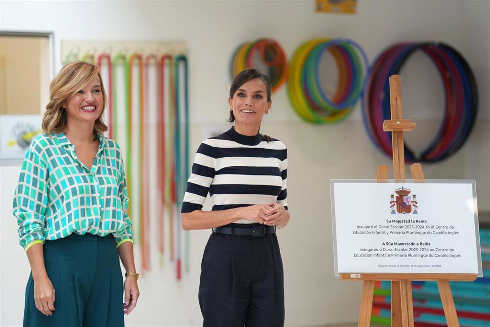 La reina Letizia inaugura el curso escolar en Oroso (A Coruña)