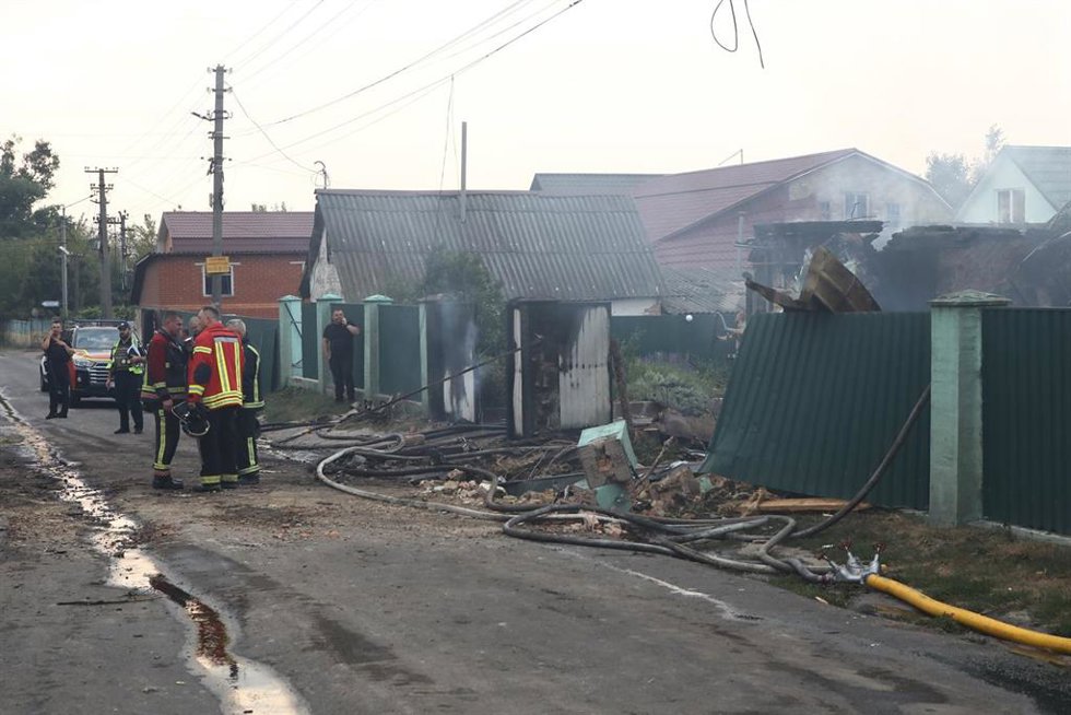 Servicios de emergencia desplegados tras un ataque en la región de Kiev