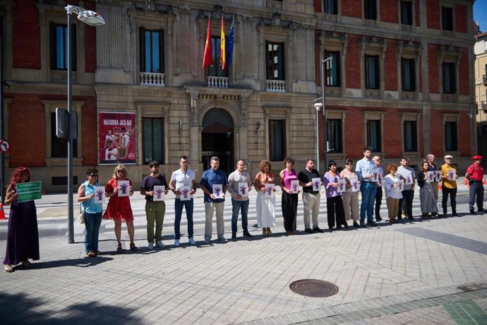 Archivo - Imagen de archivo de una concentración en protesta por las últimas víctimas por violencia de género en el Parlamento.