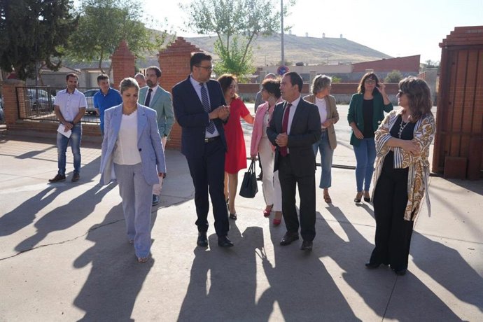 El consejero de Educación en el IES 'Consaburum' de Consuegra.