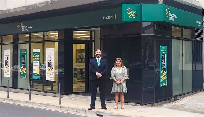 El director de la red comercial de Eurocaja, Carlos Martín-Salas, y María Jiménez Pérez.