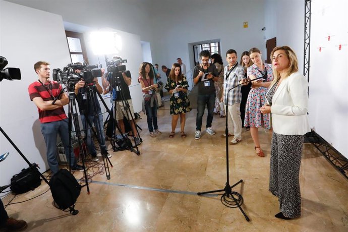 La portavoz y vicesecretaria general del PSOE de la Región de Murcia, Carmina Fernández, minutos antes del comienzo del acto de toma de posesión de López Miras como presidente de la Comunidad Autónoma en la antigua iglesia de San Esteban, en Murcia