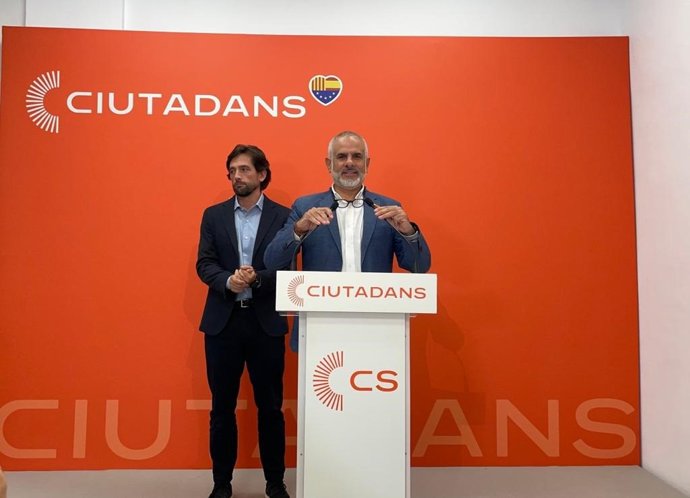 El eurodiputado y secretario general de Cs, Adrián Vázquez, en una rueda de prensa junto al líder de Cs en Catalunya, Carlos Carrizosa.