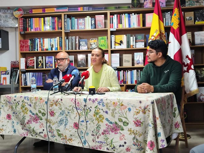 De izda a dcha, Miguel Latorre, Virginia Barcones y David Acosta en la presentación del bono cultural joven .