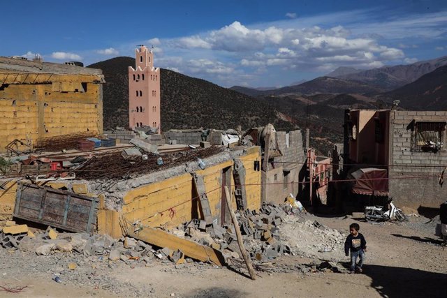 Un niño camina entre los escombros de un inmueble destruido por el terremoto en  Moulay Brahim