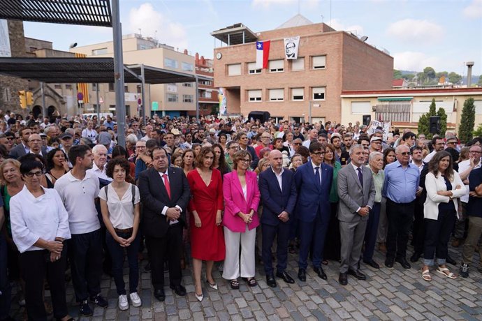 Decenas de personas han asistido este lunes al homenaje celebrado en Barcelona por los 50 años de la muerte de Salvador Allende y el golpe de Estado en Chile.