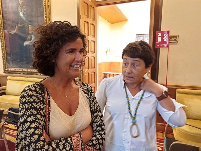 La presidenta  (izda) y la gerente de la Unión de Comerciantes del Principado de Asturias, Sara Menéndez, y Carmen Moreno, a la salida de la reunión con la alcaldesa de Gijón, Carmen Moreno, en el Ayuntamiento gijonés.