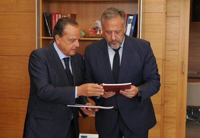 El presidente de las Cortes de Castilla y León, Carlos Pollán, recibe la Memoria de Actividades del Consejo de Cuentas referente al ejercicio 2022, de manos del presidente del Consejo, Mario Amilivia.