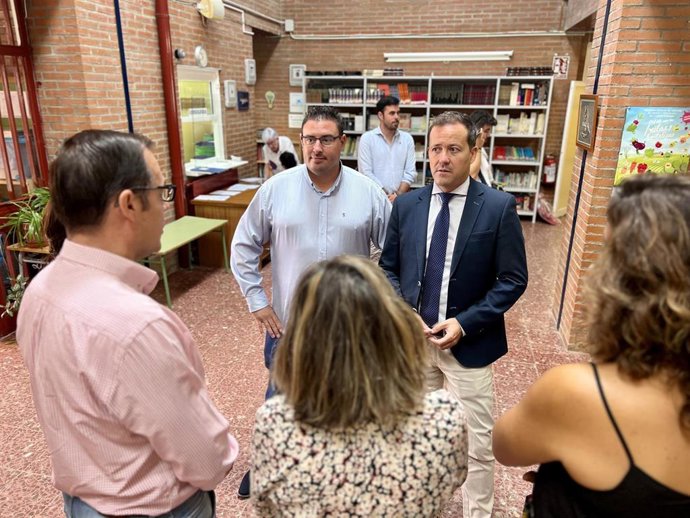 El alcalde de Toledo, Carlos Velázquez, en su visita al colegio 'Ciudad de Aquisgrán'