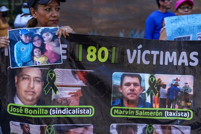 Protesta en San Salvador, la capital salvadoreña, por las víctimas dejadas por el estado de excepción decretado por el Gobierno del presidente, Nayib Bukele.