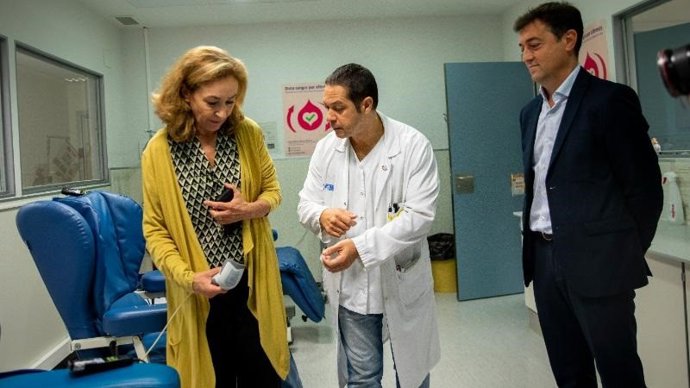 La consejera de Salud y Políticas Sociales, María Martín, ha visitado hoy, 11 de septiembre, las instalaciones del Banco de Sangre de La Rioja con el fin de analizar la actividad transfusional durante el periodo estival