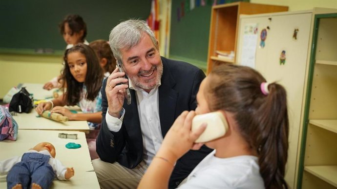El presidente de Canarias, Fernando Clavijo, durante una visita a un colegio de Moya (Gran Canaria)