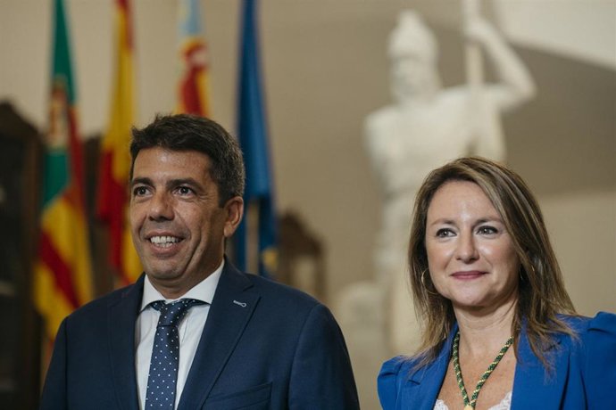 El president de la Generalitat, Carlos Mazón y la alcaldesa de Castellón, Begoña Carrasco, a su llegada al Pleno del Consell, en el Ayuntamiento de Castellón, a 5 de septiembre de 2023, en Castellón de la Plana, Comunidad Valenciana (España). Mazón ha p