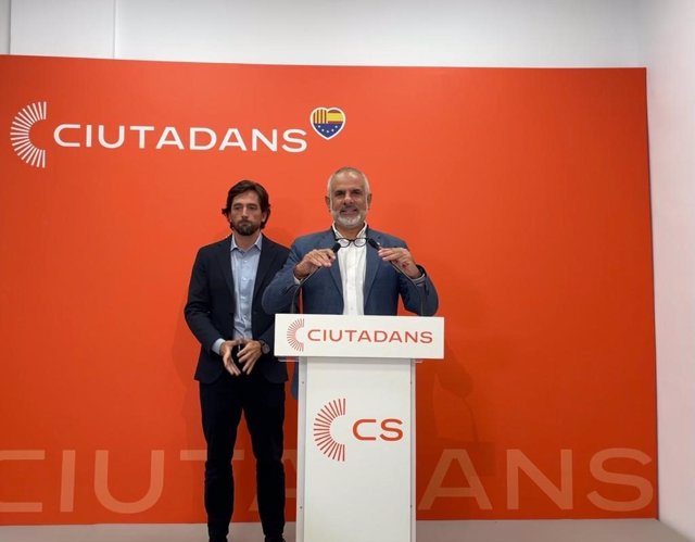 El líder de Cs en Catalunya, Carlos Carrizosa, en rueda de prensa junto al eurodiputado y secretario general de Cs, Adrián Vázquez.