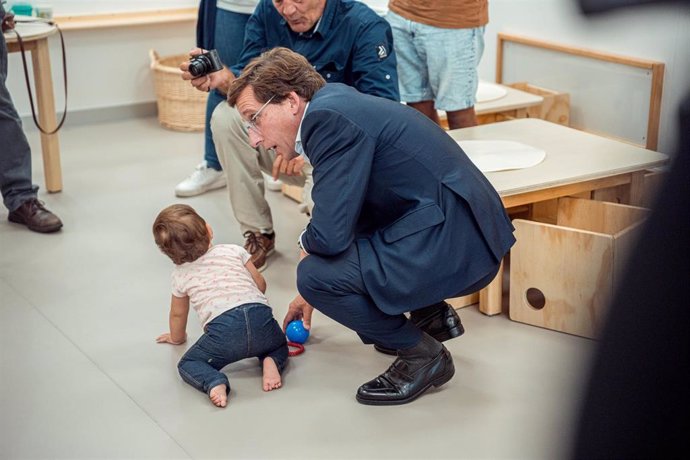 El alcalde de Madrid, José Luis Martínez-Almeida, juega con un niño pequeño durante su visita a la nueva Escuela Infantil Municipal Las Golondrinas
