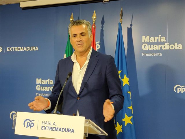 El vicesecretario de organización del Partido Popular de Extremadura, José Manuel García Ballestero, en una rueda de prensa en la sede del partido.