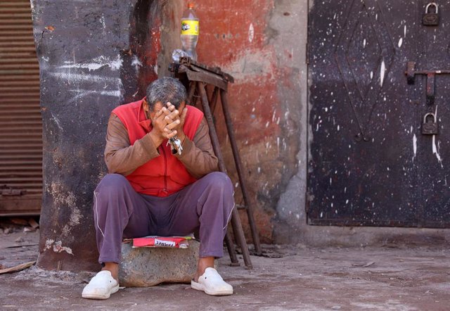 Un hombre lamenta las pérdidas provocadas por el terremoto en Marruecos.