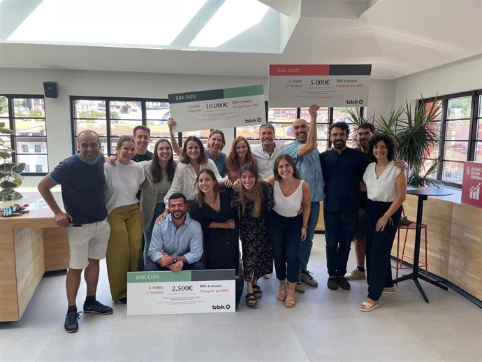 Foto de familia con las personas premiadas del BBK Ekin 2023.