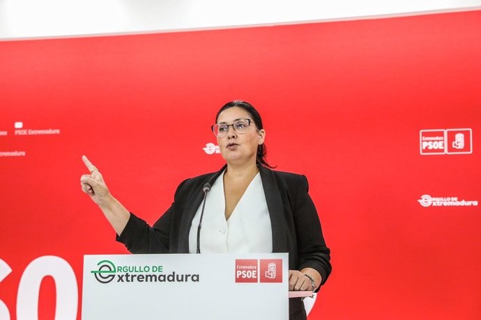 La secretaria de Organización del PSOE extremeño, Marisol Mateos, en rueda de prensa