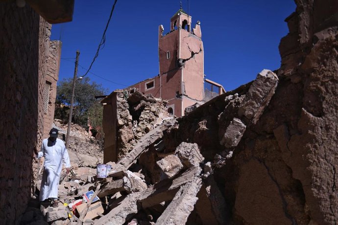 Minarete de la mezquita del pueblo afectada por el terremoto en Moulay Brahim, provincia de Al Haouz (Marruecos)