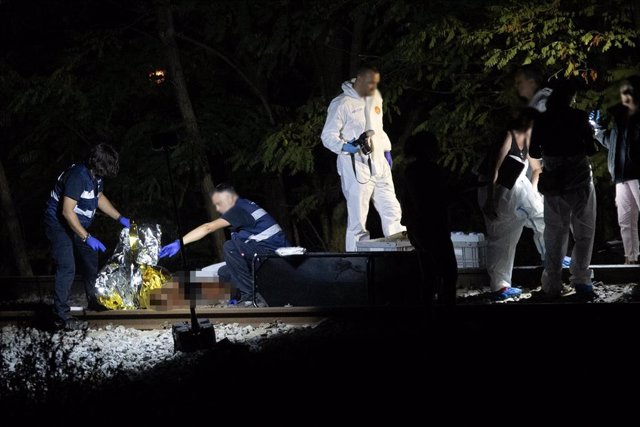 Retiran uno de los cuatro cadáveres del atropello mortal de un tren en las vías de Montmeló (Barcelona, Catalunya, España) el domingo 10 de septiembre de 2023, cuando 7 personas han pasado por un tramo no autorizado: 4 han muerto y 3 han resultado heridas