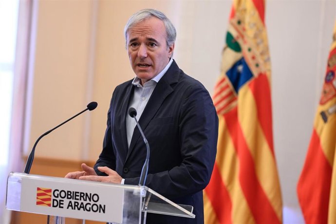 El presidente del Gobierno de Aragón, Jorge Azcón, interviene durante su recibimiento a la jugadora de la selección española de fútbol, Salma Paralluelo, en la sede del Gobierno de Aragón, a 1 de septiembre de 2023, en Zaragoza, Aragón (España). Salma P
