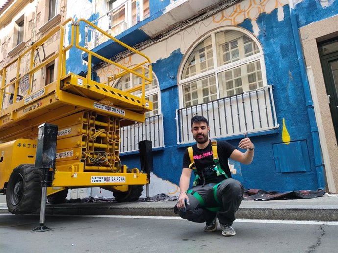 Archivo - El artista Rober Bece en la creación de uno de sus murales en la ciudad de Salamanca