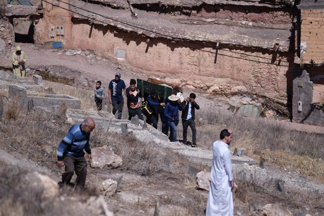 Vecinos y familiares trasladan a un fallecido en el terremoto  al cementerio, a 10 de septiembre de 2023, en Moulay Brahim, provincia de Al Haouz (Marruecos). Al menos 2.012 personas han muerto y otras 2.059 han resultado heridas, 1.404 en estado crítico,