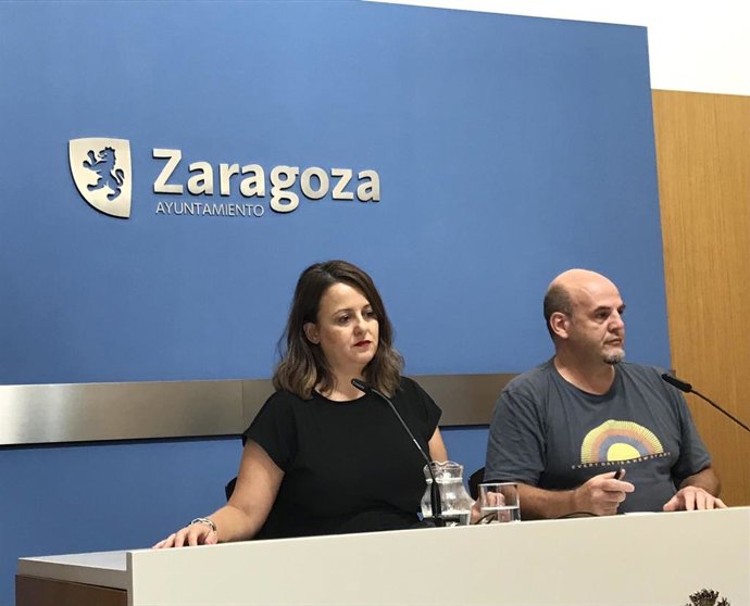 La portavoz del grupo municipal de Zaragoza en Común (ZeC) en el Ayuntamiento de Zaragoza, Elena Tomás, y el concejal Suso Domínguez