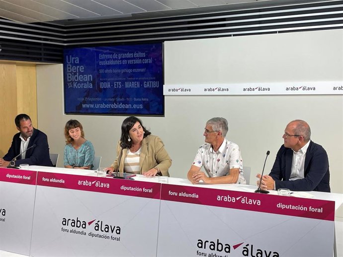 Presentación de la iniciativa 'Ura bere bidean korala'.