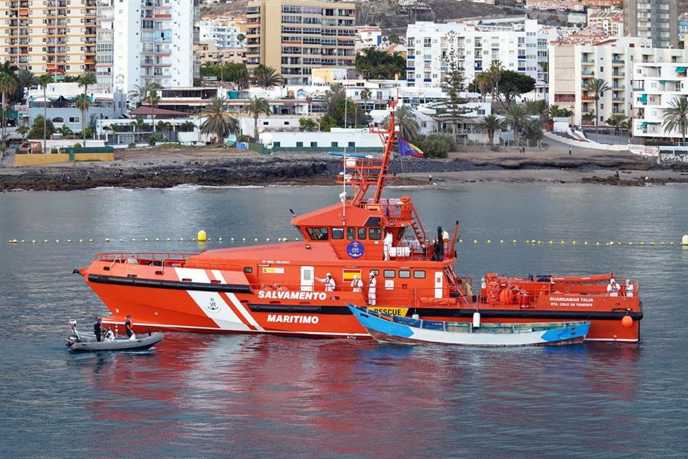 Archivo - Un barco de Salvamento Marítimo llega al Puerto de los Cristianos