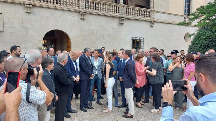 La presidenta del Govern, Marga Prohens, dialoga con el cónsul de Marruecos en Baleares, Abdellah Bidoud, tras el minuto de silencio en el Consolat de Mar.