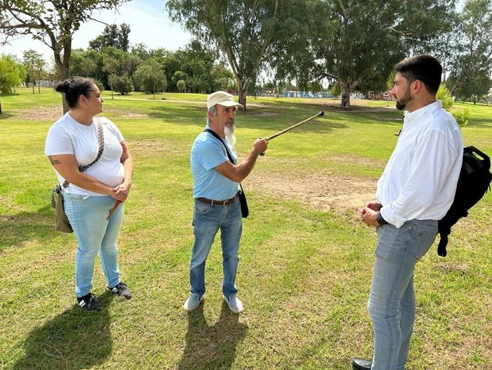 El concejal de Podemos-Izquierda Unida se reúne con vecinos de Los Bermejales.