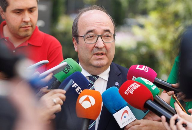 El ministre de Cultura i Esport, Miquel Iceta, en una atenció als mitjans