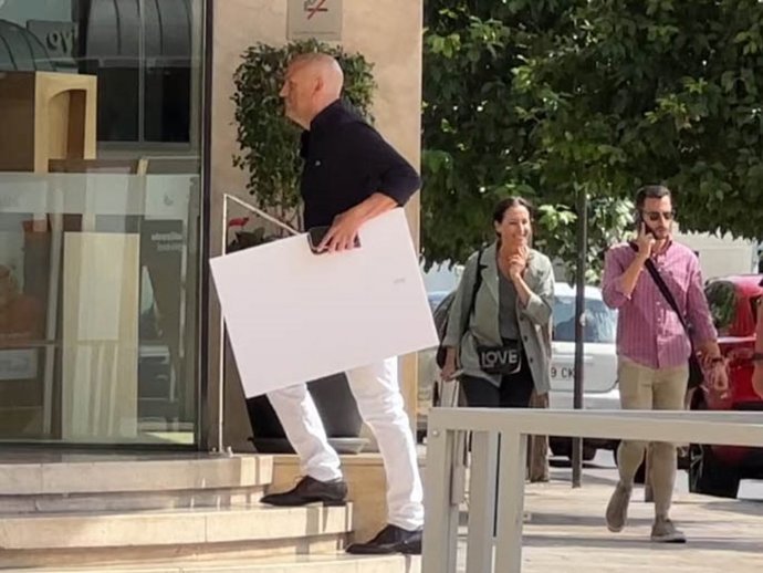 Gustavo Guillermo llegando al hotel de Terelu Campos y Carmen Borrego con un cuadro en la mano